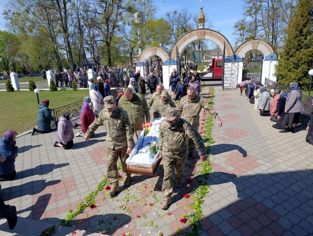 Фото до матеріалу: У Маневичах прощалися з захисником Андрієм Сидоруком: деталі похорону