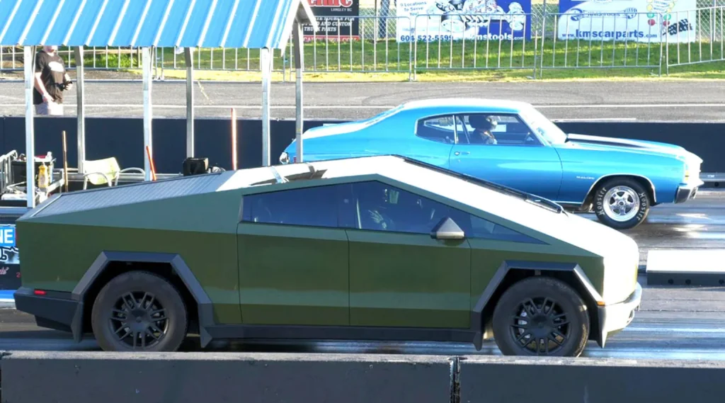 Фото до матеріалу: Tesla Cybertruck програв класичному Chevrolet: як електромобіль поступився старій машині