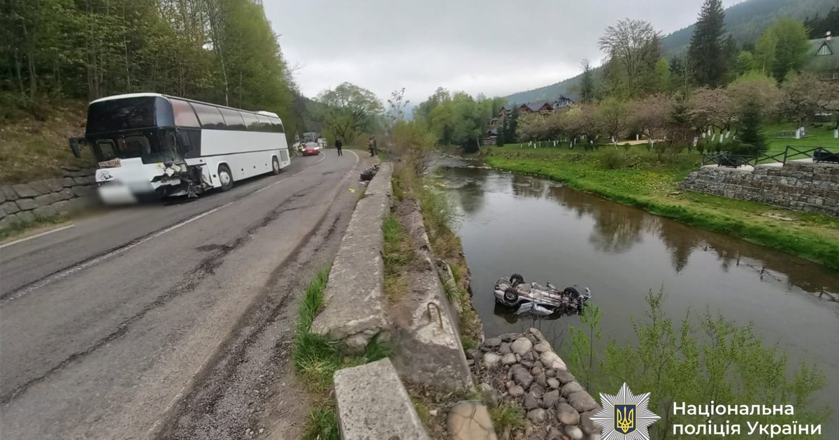 Фото до матеріалу: Автомобіль впав у річку Прут після зіткнення з автобусом на Прикарпатті