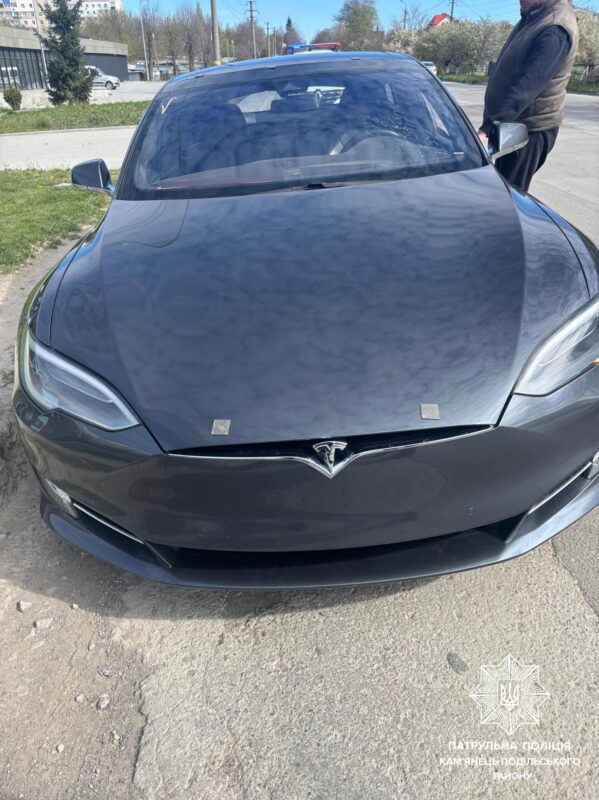 Фото до матеріалу: Штраф у 1190 гривень: водія Tesla в Кам'янці-Подільському покарали за номерний знак під лобовим склом