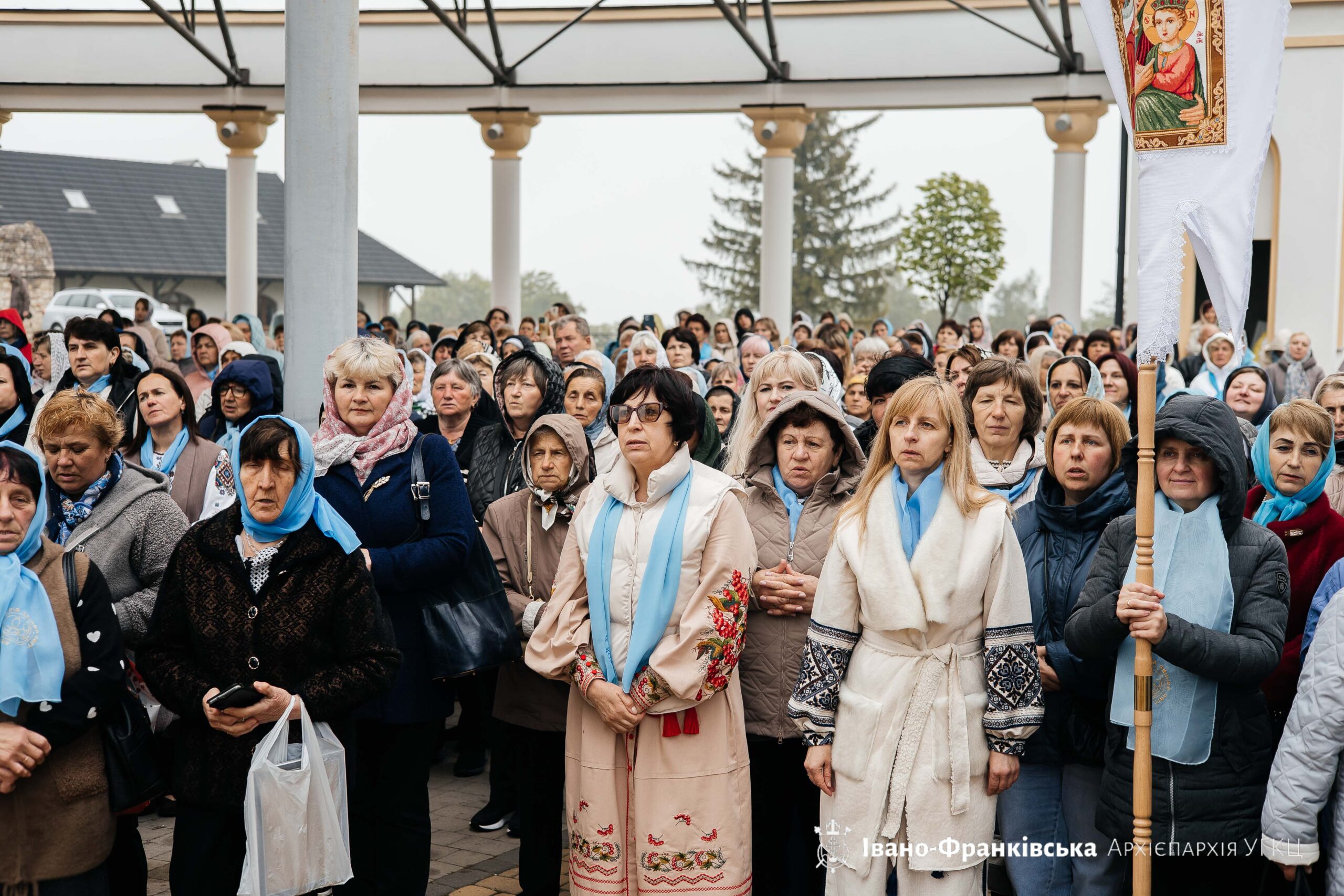 Фото до матеріалу: Паломниці з Прикарпаття зібралися на Ясній Горі в Гошеві для спільної молитви