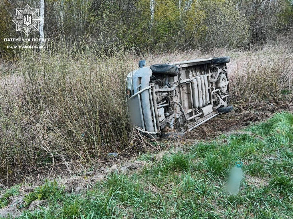 Фото до матеріалу: На трасі М-07 під Волинню Mercedes перекинувся в кювет через швидкість