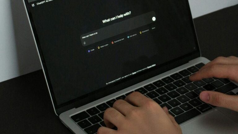 Фото до матеріалу: Розслідування ролі ChatGPT у стрілянині у Флориді: чи може компанія OpenAI нести кримінальну відповідальність