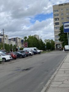 Фото до матеріалу: У Львові автобус провалився колесом у велику яму на дорозі (ФОТО)