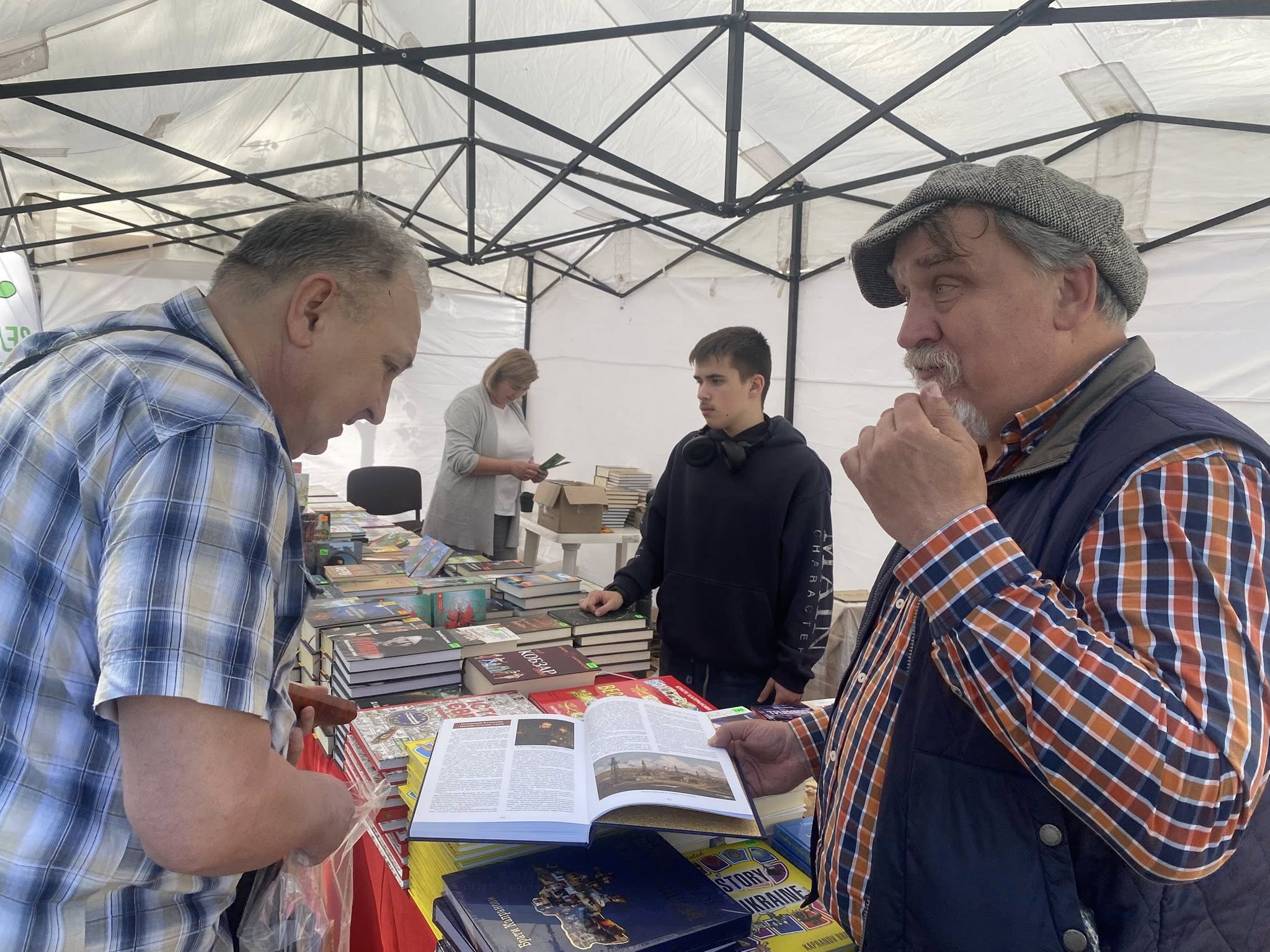 Фото до матеріалу: Віталій Капранов у Івано-Франківську представив «Велику книгу з історії України» – Versii.if.ua