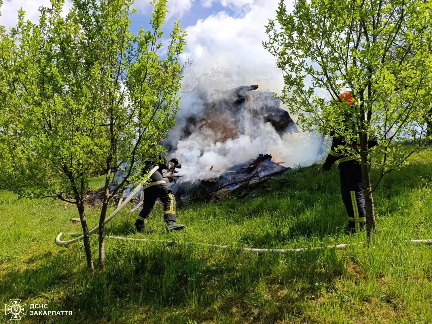 Фото до матеріалу: Пожежа в закинутій будівлі на Хустщині: рятувальники з Іршави врятували будинок від повного знищення