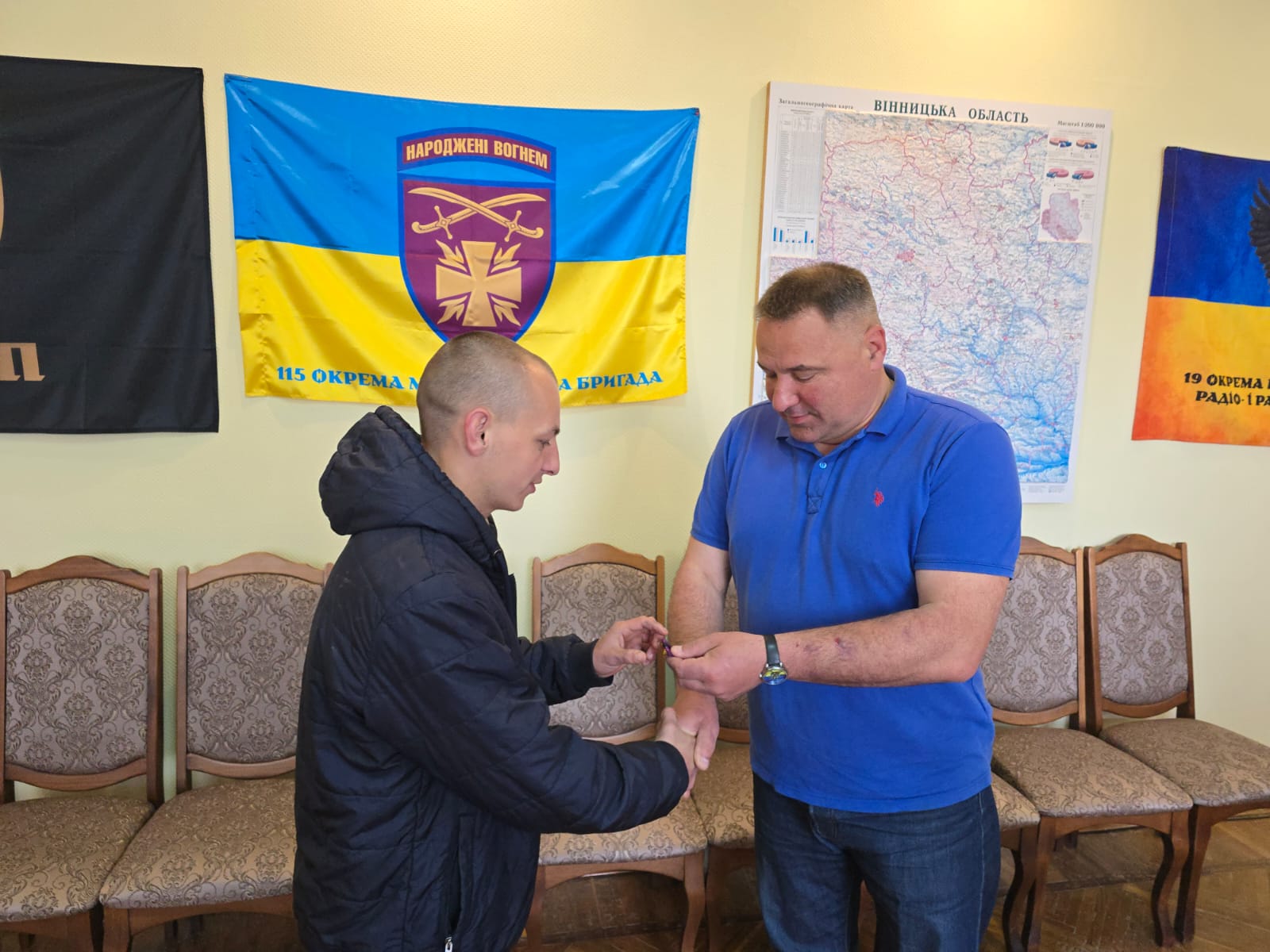Фото до матеріалу: Захисник з Тульчинщини повернувся з полону і отримав відзнаку «За незламність»