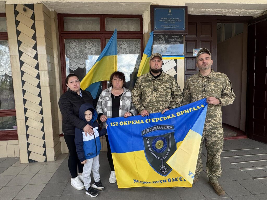 Фото до матеріалу: У Цвіткові відкрили меморіальну дошку Герою Олександру Ніколіну
