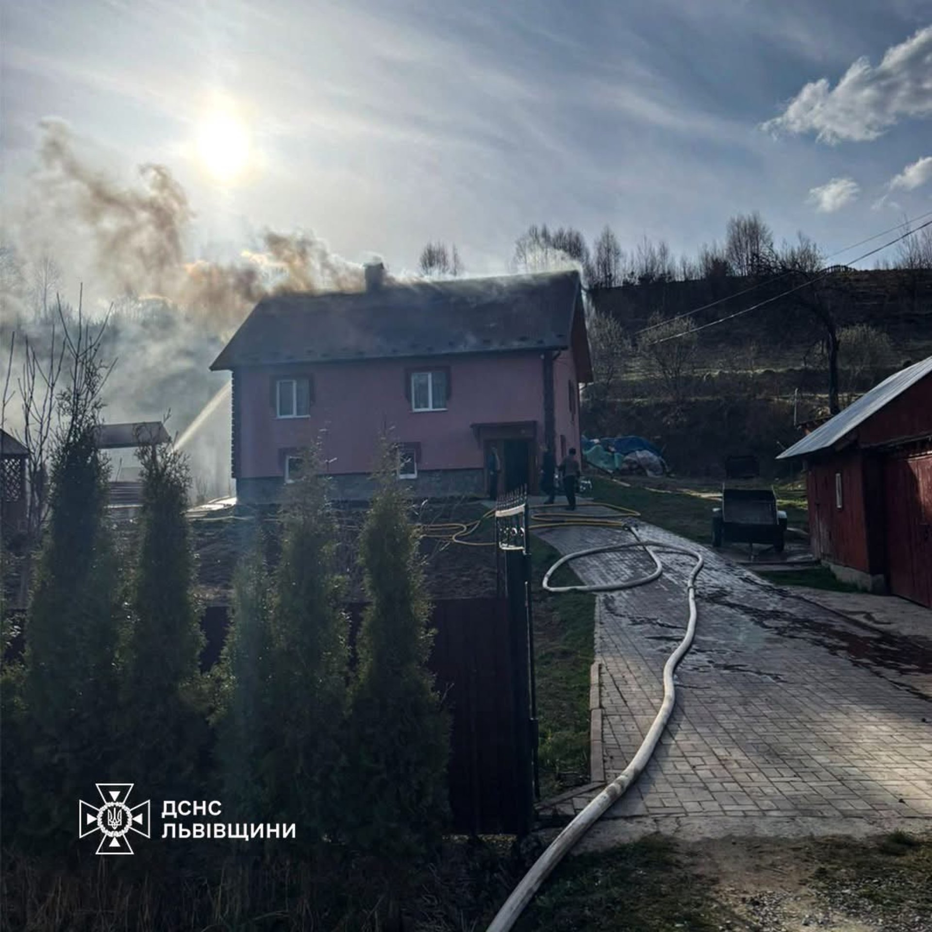 Фото до матеріалу: У Завадівці горів будинок: мешканку госпіталізували після пожежі