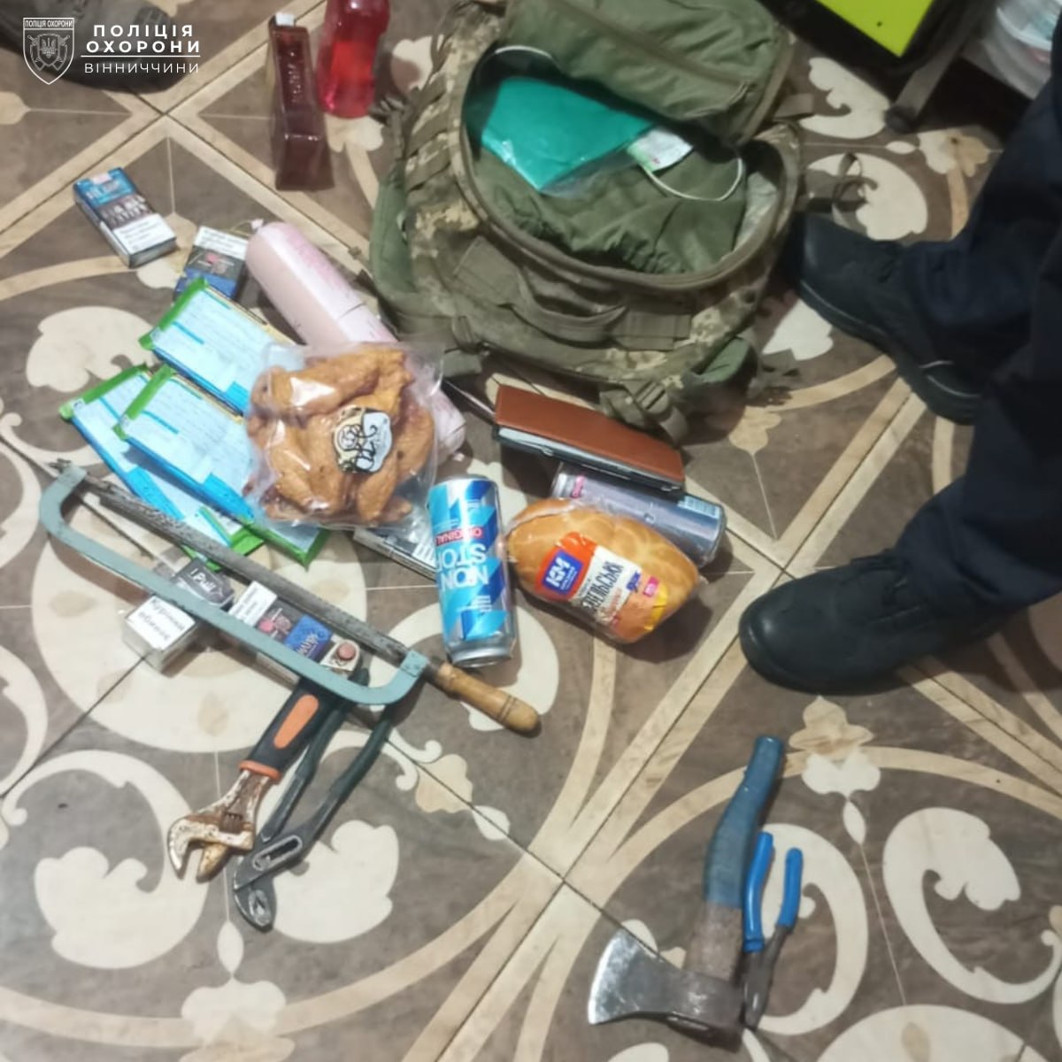 Фото до матеріалу: У Бершадській громаді затримали злодія, що проник у магазин через стелю