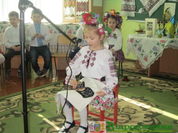 Фото до матеріалу: Діти села Сопошина святкують Шевченківські дні у вишиванках