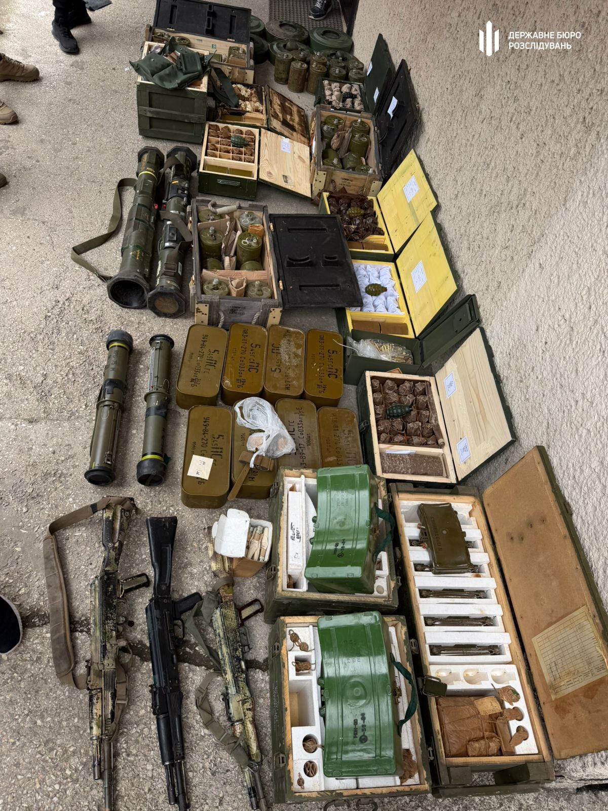 Фото до матеріалу: Військовий розкіш: ДБР і СБУ розкрили схему незаконного збуту зброї замість гуманітарки