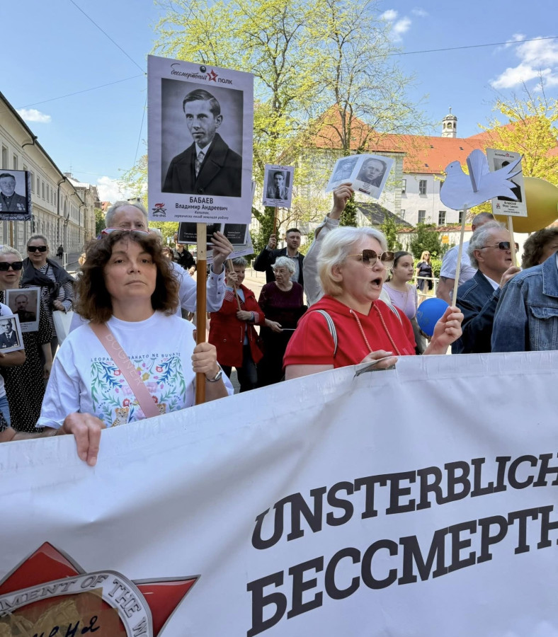 Фото до матеріалу: Українці виставили на посміх «Безсмертному полку» в Німеччині: рашисти носили портрети Бандери, Хвильового і Малюка