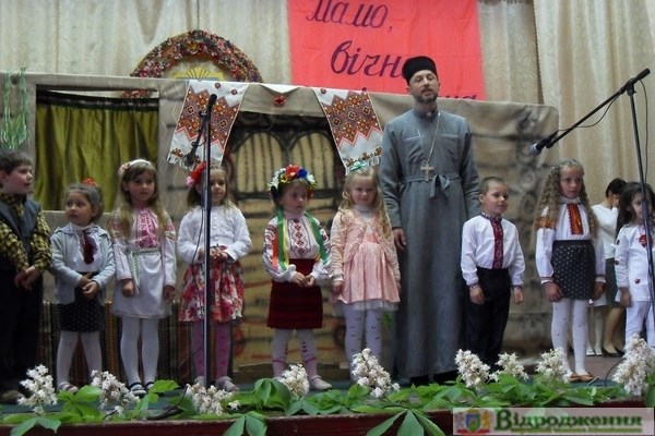 Фото до матеріалу: У Кунині відзначили День матері: виступи дітей та сучасні крісла