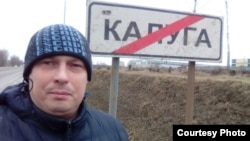 Фото до матеріалу: Затримання в Мінську: росіянина, який відбув термін за коментар, вивезли до РФ