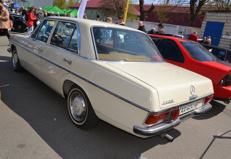 Фото до матеріалу: У Києві на виставці Old Car Land представили унікальний Mercedes 1970 року без реставрації