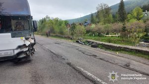 Фото до матеріалу: Автомобіль впав у річку Прут після зіткнення з автобусом на Прикарпатті