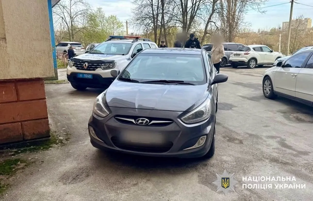 Фото до матеріалу: На Київщині водій легковика у дворі будинку збив 10-річну дівчинку: дитину госпіталізували. Подробиці та фото