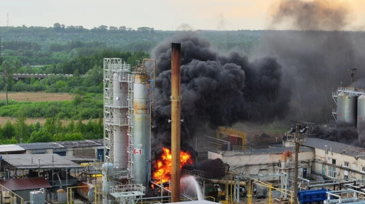 Фото до матеріалу: Нафтопереробний завод у Пермі зупинив роботу після атаки дронів