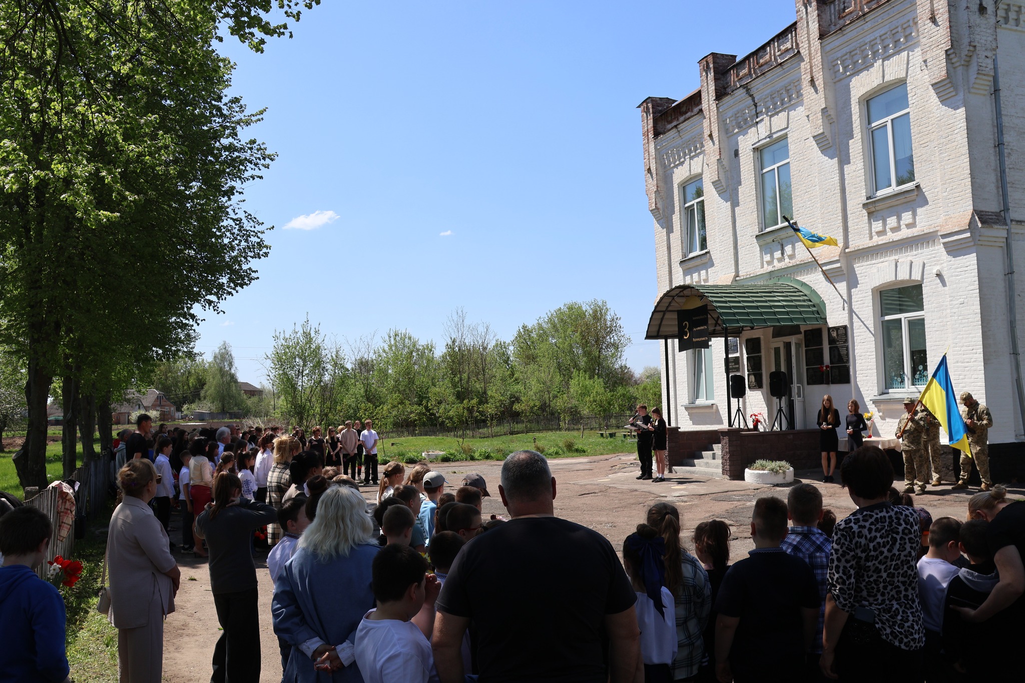 Фото до матеріалу: У Лохвиці вшанували пам'ять загиблих випускників: відкрили меморіальні дошки