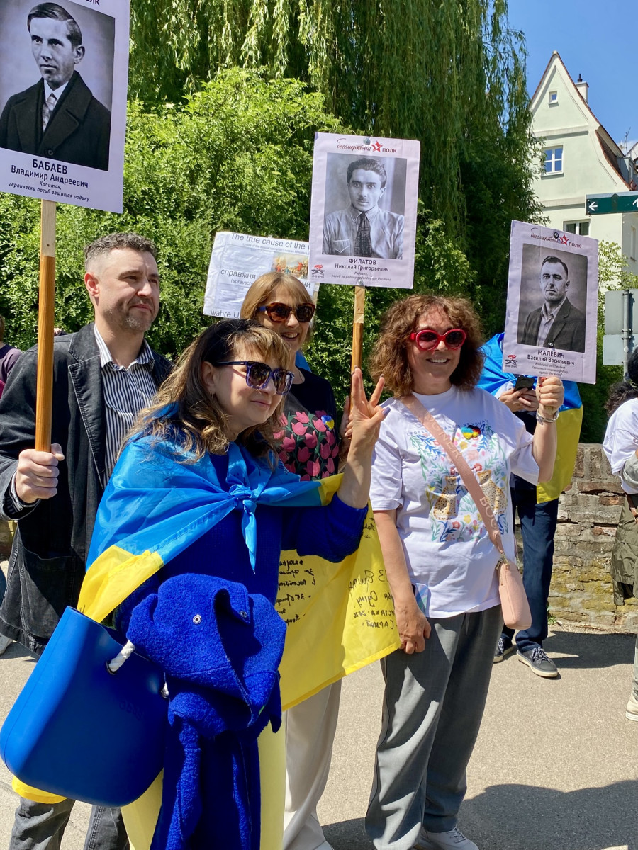 Фото до матеріалу: Українці виставили на посміх «Безсмертному полку» в Німеччині: рашисти носили портрети Бандери, Хвильового і Малюка