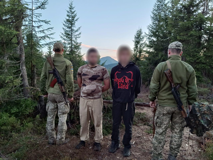 Фото до матеріалу: Прикордонники затримали групу порушників у Карпатах: «туристи» в шльопанцях наближалися до кордону з Румунією