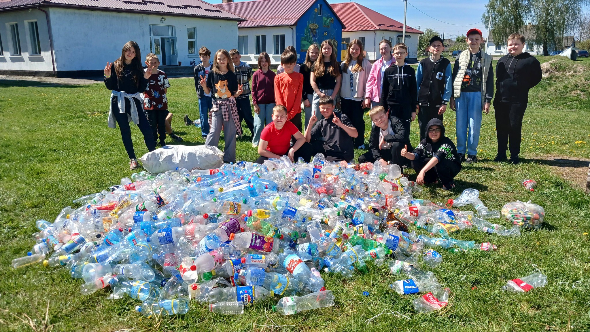 Фото до матеріалу: У Тараканівському ліцеї збір пластику перетворили на допомогу ЗСУ