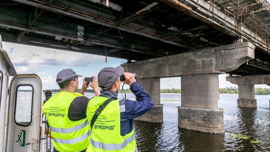 Фото до матеріалу: На мосту Патона у Києві почали ремонт: рух транспорту обмежать до 14 травня