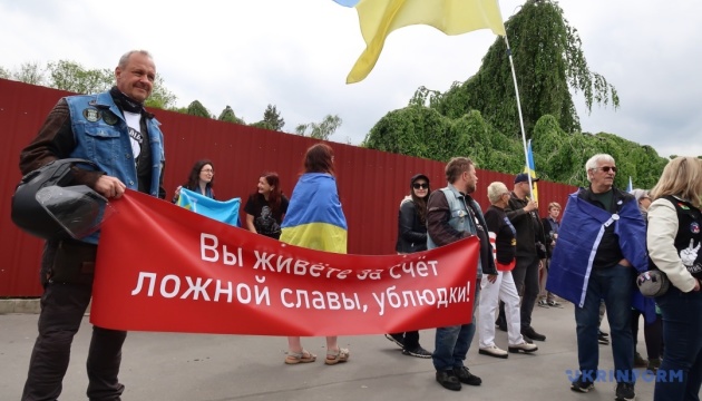 Фото до матеріалу: У Празі активісти зустріли байкерів «Нічних вовків» перед вшануванням пам'яті борців з нацизмом