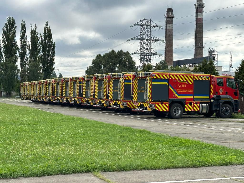 Фото до матеріалу: Українська компанія «Пожмашина» передала ДСНС нову піротехнічну машину важкого класу