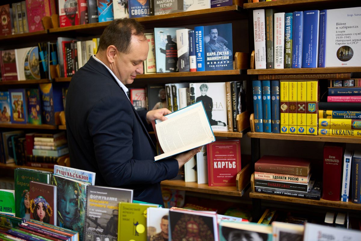 Фото до матеріалу: Пів століття відданості книзі: у Івано-Франківську привітали 75-річного ветерана книгарні «Букініст»