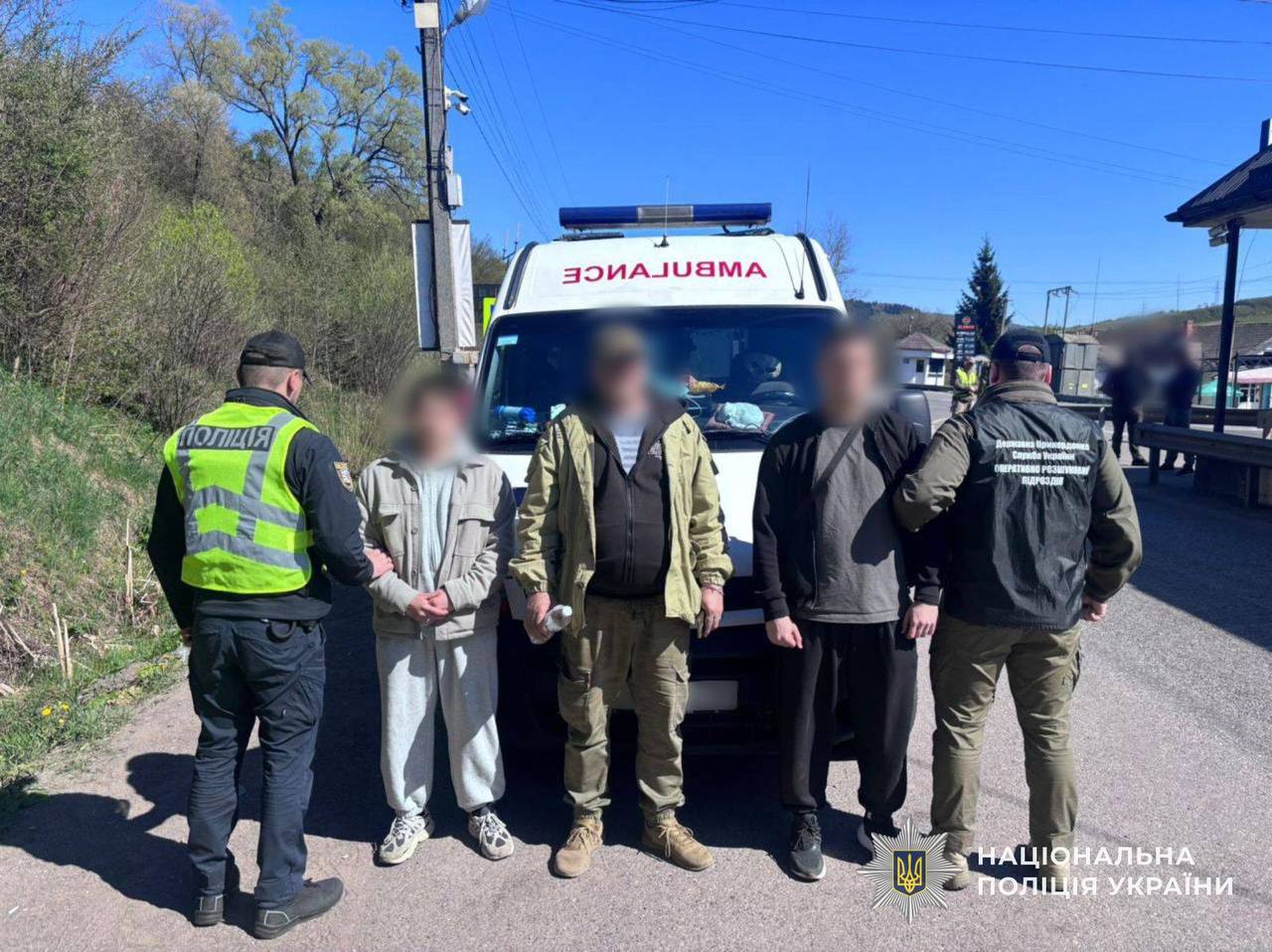 Фото до матеріалу: Швидка стала засобом для нелегальної переправи: на Закарпатті затримали чоловіків призовного віку