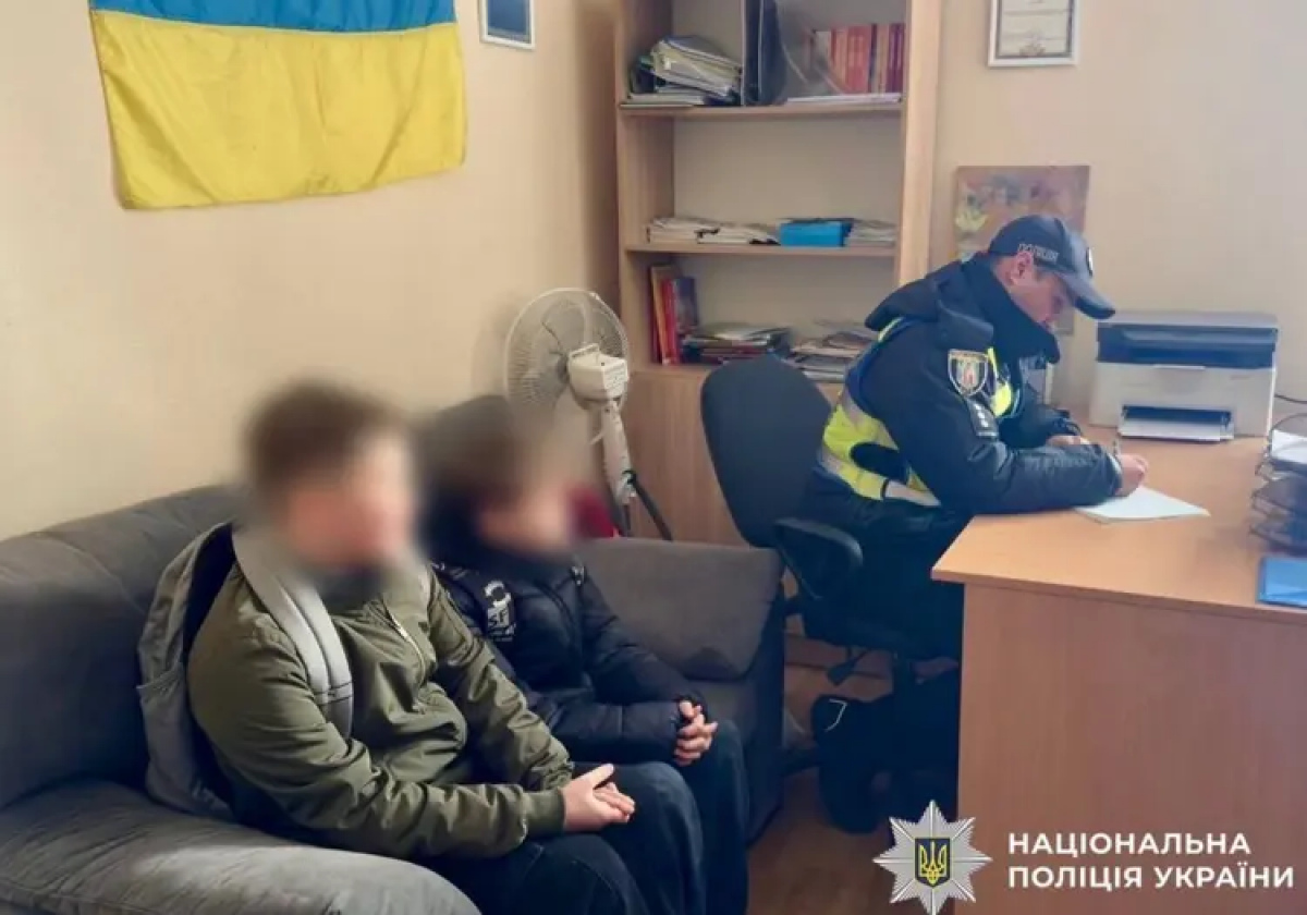 Фото до матеріалу: Двоє школярів підпалили траву біля Райдужного озера в Києві: батькам загрожує штраф