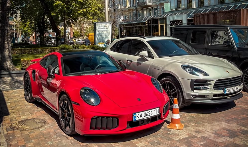 Фото до матеріалу: У Києві виявили гібридний Porsche 911 Turbo S 2026 року: фото новинки