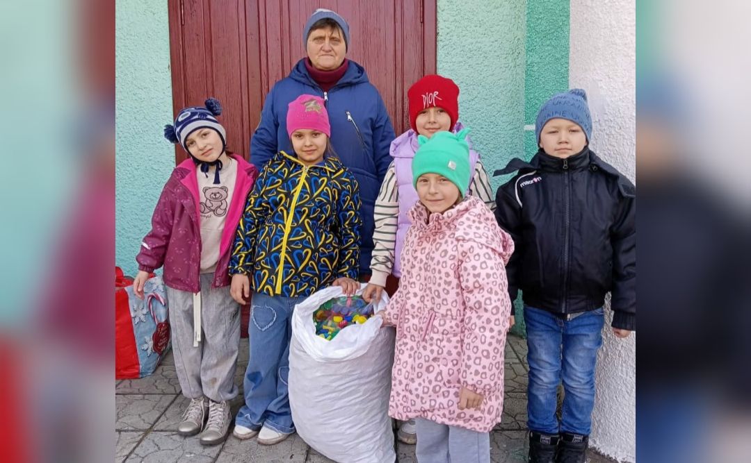 Фото до матеріалу: Шевченківська громада відправила на переробку два мішки пластикових кришечок