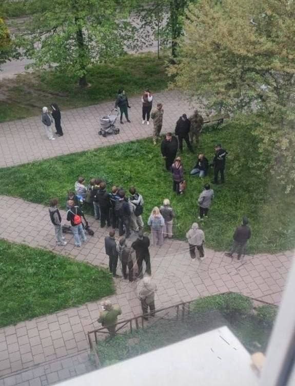 Фото до матеріалу: У Львові чоловік взяв 13-річну дівчинку в заручниці, тікаючи від ТЦК