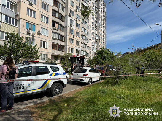 Фото до матеріалу: Трагедія на Оболоні: 22-річний хлопець загинув, вистрибнувши з вікна під час нападу