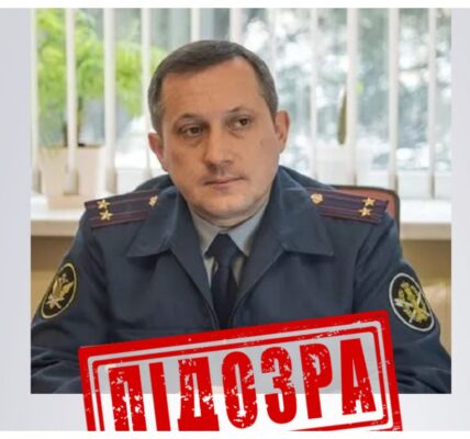 Фото до матеріалу: У Нетішині затримали шахрая, який обіцяв зняти чоловіків з військового обліку за 12 тисяч доларів