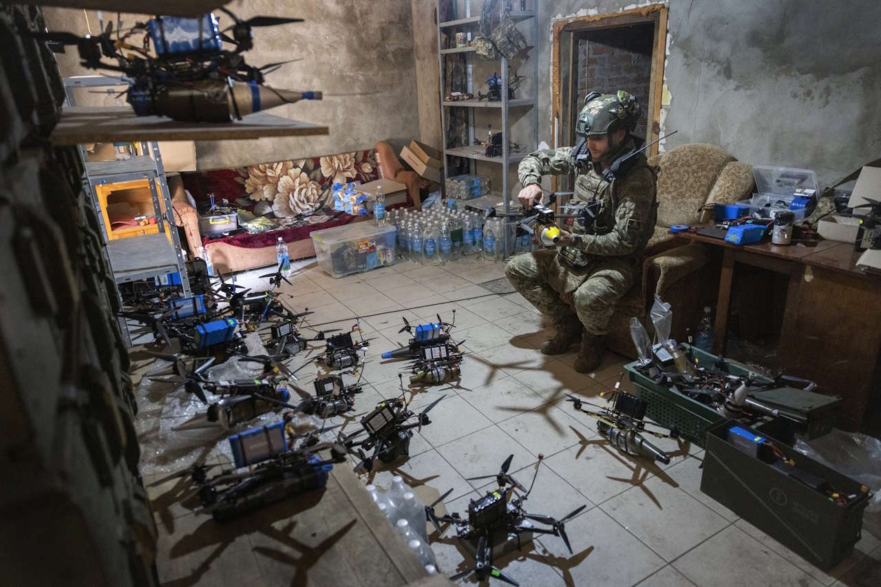 Фото до матеріалу: Ведмедиця їсть кашалота і ялинка у вогні: World Press Photo 2026