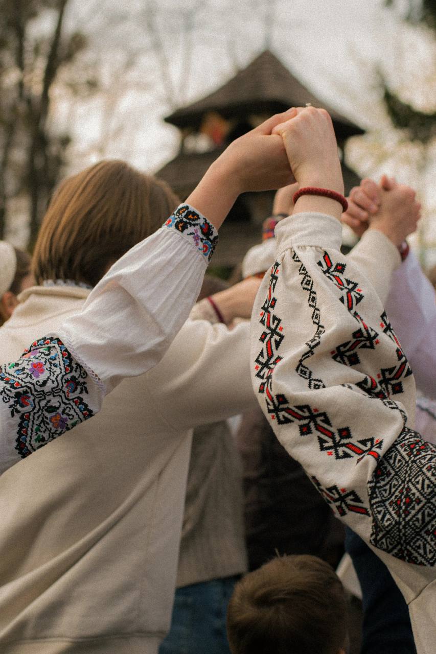 Фото до матеріалу: Львів Великодній: гаївки у Шевченківському гаї зібрали сотні відвідувачів (ФОТОРЕПОРТАЖ)