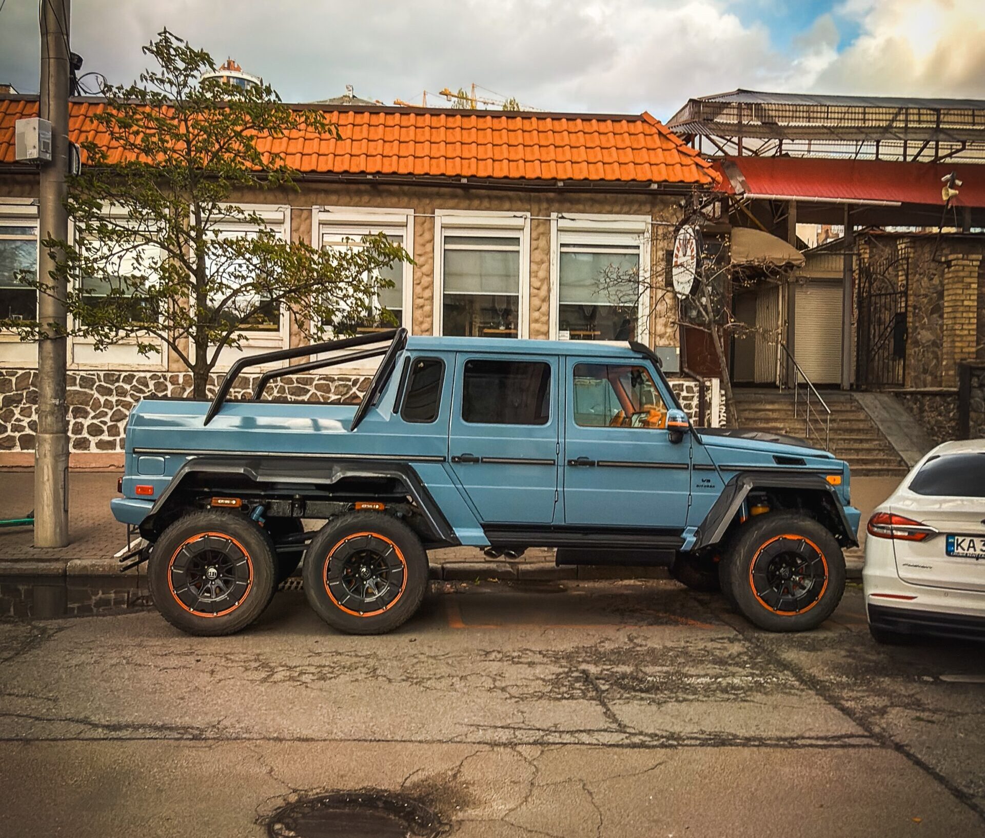 Фото до матеріалу: У Києві з'явився рідкісний шестиколісний Mercedes-AMG G63 від Brabus