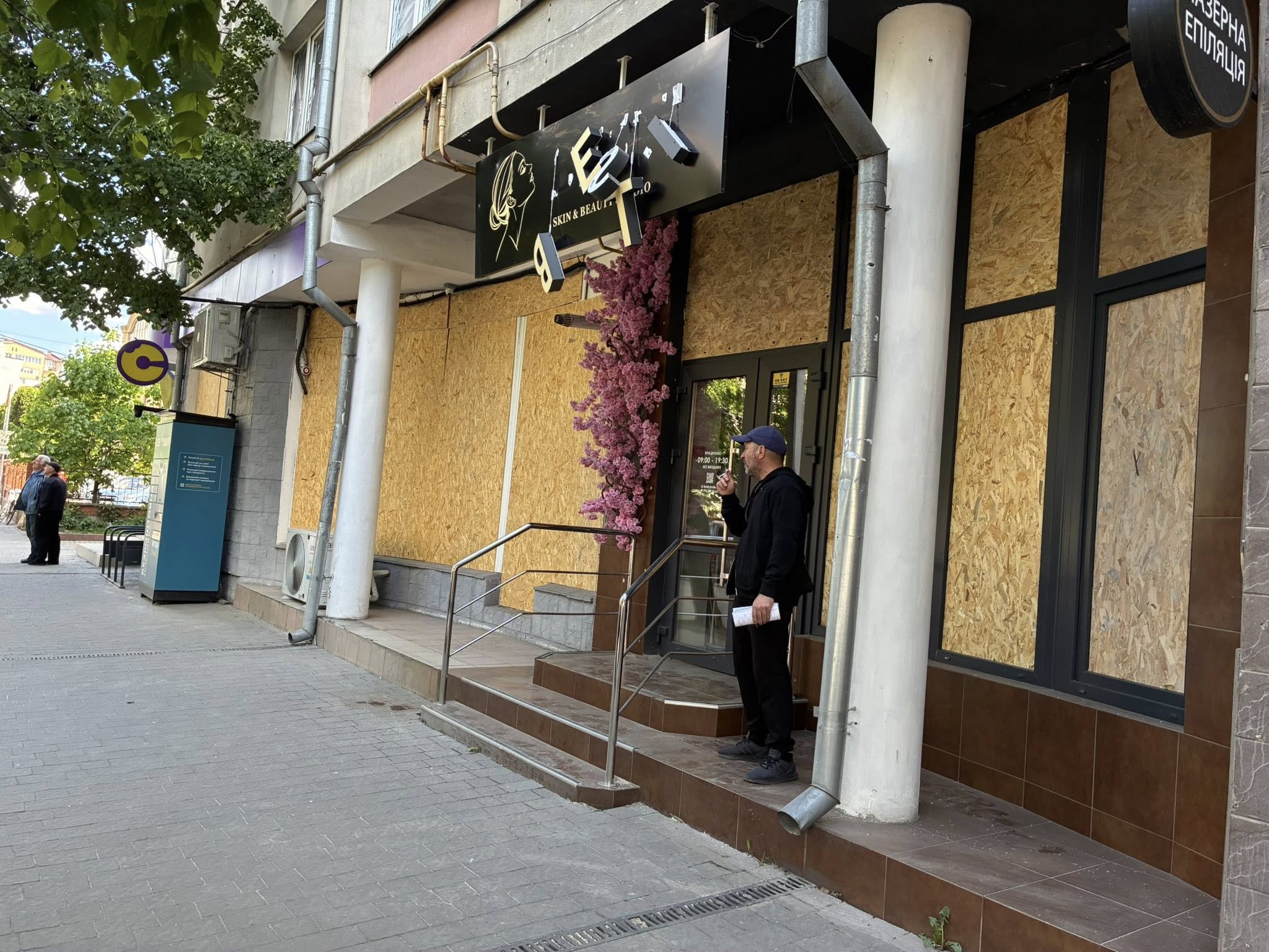 Фото до матеріалу: У Івано-Франківську ліквідують наслідки атаки: пошкоджені перекриття та відновлення житла