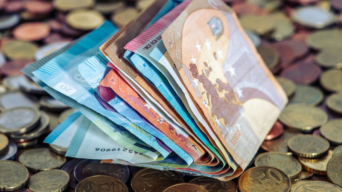 Фото до матеріалу: Курс долара і євро впав в обмінниках: що змінилося 30 квітня