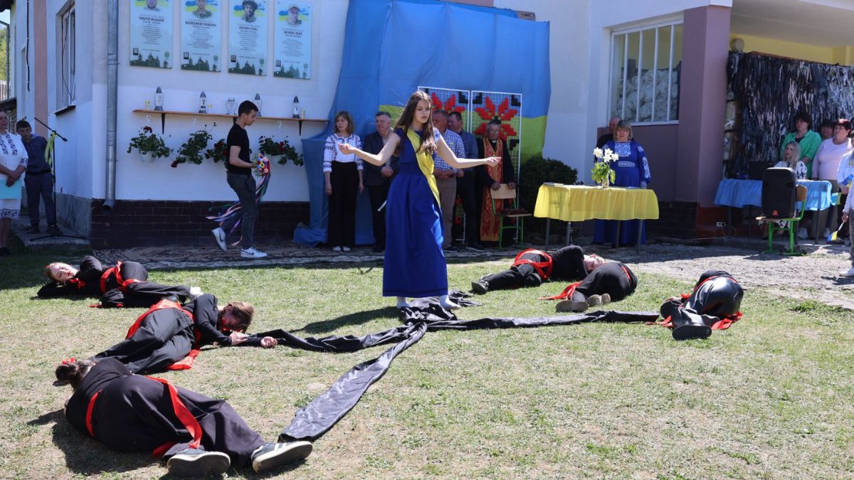 Фото до матеріалу: У Поляницькому ліцеї відкрили меморіальну дошку Герою Василю Ткачу