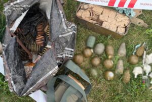 Фото до матеріалу: На Львівщину 35-річний чоловік привіз арсенал зброї