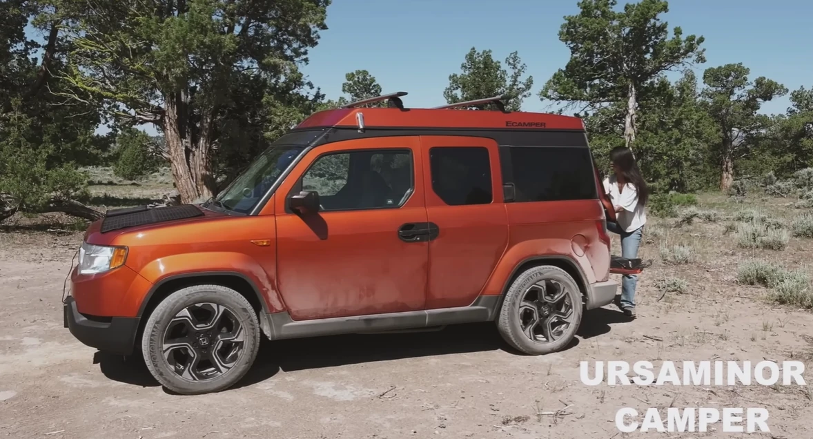 Фото до матеріалу: Позашляховик Honda Element перетворили на компактний кемпер з наметом на даху