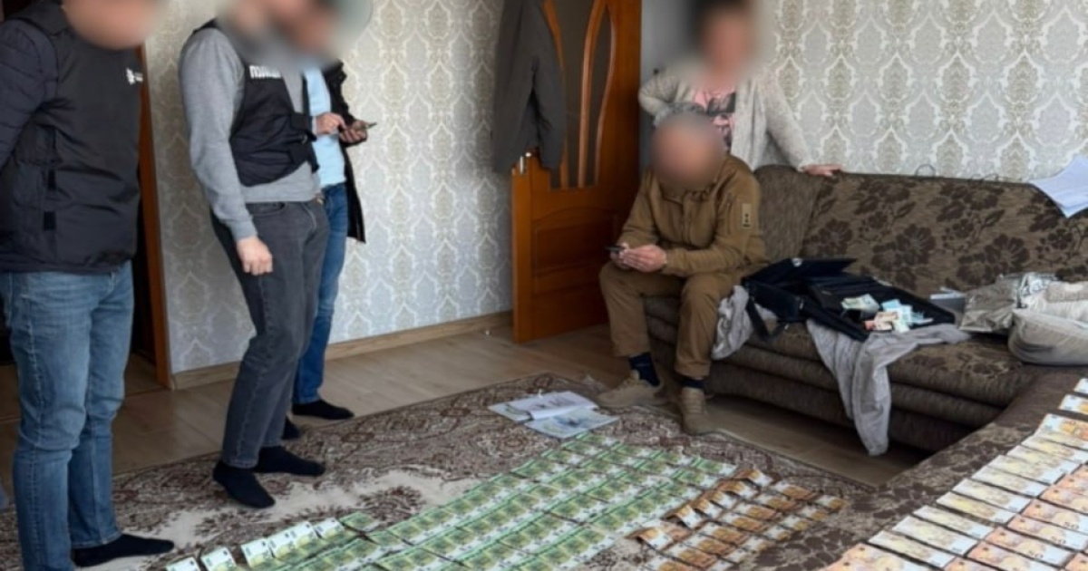 Фото до матеріалу: Нацполіція провела 44 обшуки у керівників ТЦК: вилучили Tesla та мільйони гривень