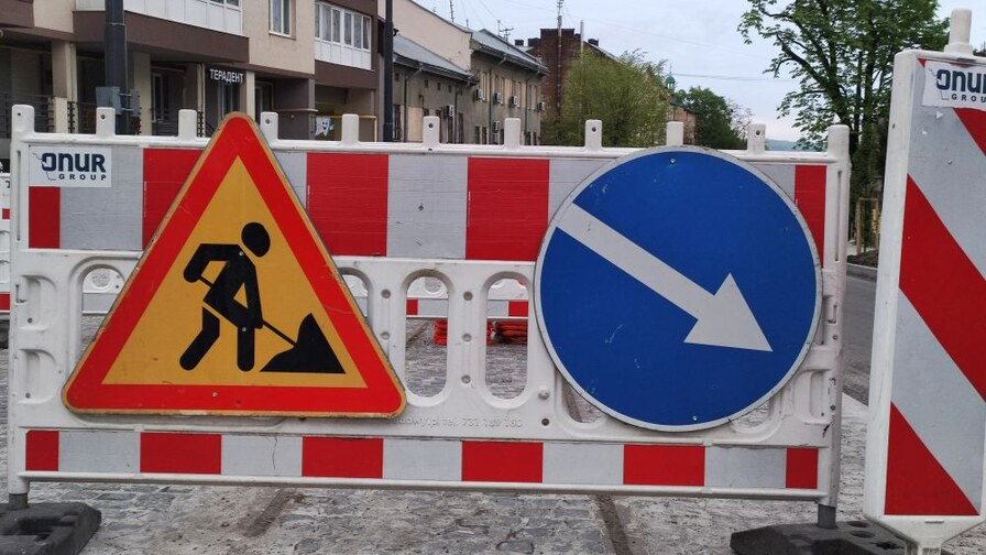 Фото до матеріалу: Аварія на вул. Шептицьких: тролейбуси № 27 і 32 закорочені, водопостачання відсутнє
