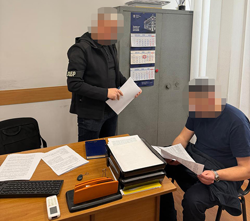 Фото до матеріалу: ДБР викрило митника, який дозволив провезти товар на 7 млн грн без розмитнення