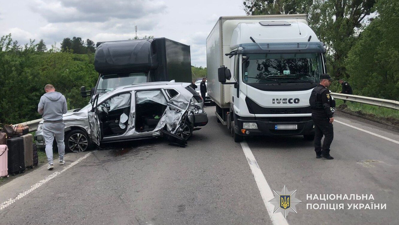 Фото до матеріалу: Масова аварія на Золочівщині: львів'янин протаранив чотири авто